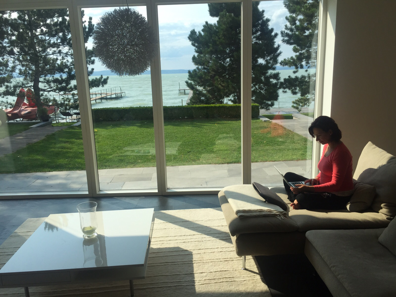Szép, tágas, világos környezetben ülök egy laptop mellett, tóparton